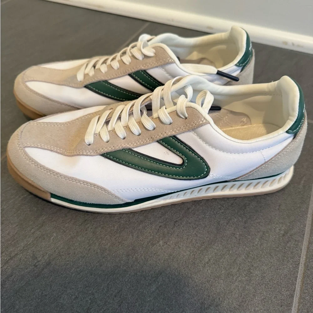 Women’s 8.5 Tretorn sneakers - Picture 3 of 6